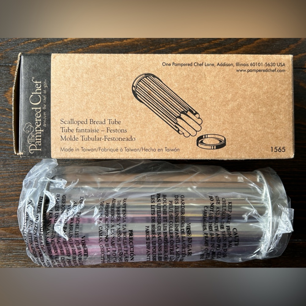 The Pampered Chef Scalloped Bread Tube 1565 NIP